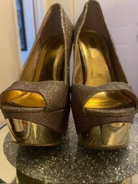 NWOT Charlotte Russe Gold Toe Glitter Platform Stilettos (7.5/8)